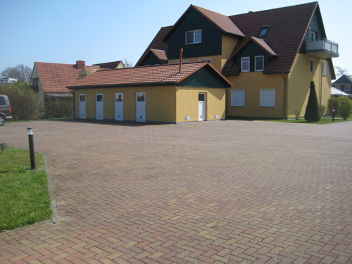 Unser Parkplatz mit Abstellraum